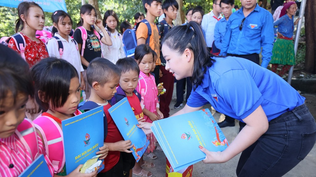 Bí thư Quận đoàn Hoàng Mai Nguyễn Quỳnh Trang tặng quà các em nhỏ 