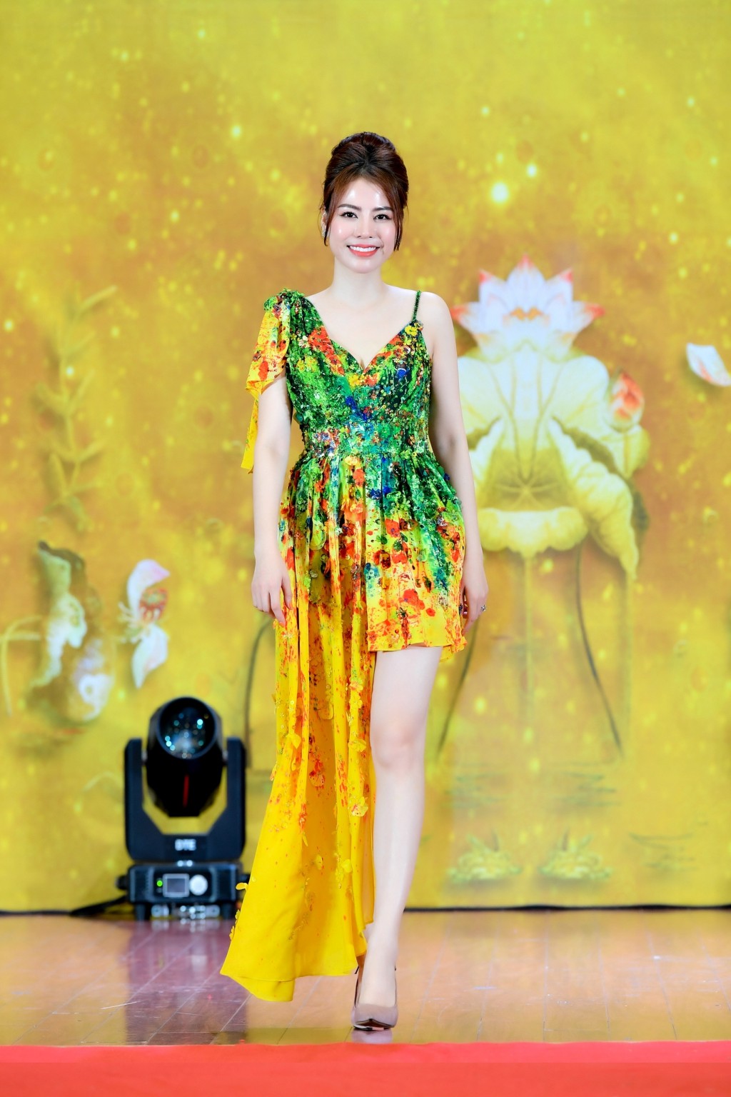 Fashion show “Bông hồng vàng” của NTK Thoa Trần gây tiếng vang lớn