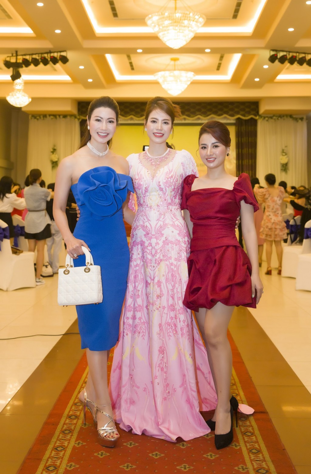 Hoa hậu doanh nhân Việt Nam 2021 Đào Ái Nhi (trái) và Giám đốc Ura VN - người sáng lập cuộc thi Hoa hậu doanh nhân Việt Nam Đặng Bảo Trâm đến ủng hộ NTK Thoa Trần