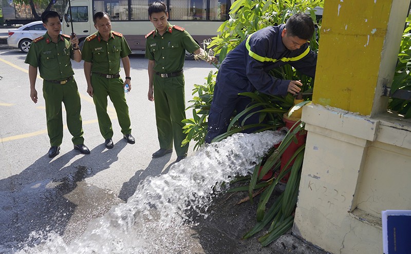 Đoàn công tác đi kiển các tra trụ nước chữa cháy tại khu đô thị, khu công nghiệp trên địa bàn thành phố Hà Nội