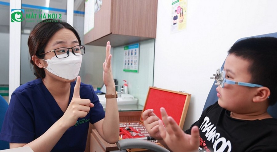 “Con nhìn rõ rồi. Cảm ơn cô”! - Em Sơn trả lời khi được bác sĩ Bệnh viện Mắt Hà Nội 2 thăm khám sau khi đeo kính 4 tuần để điều trị cận thị.