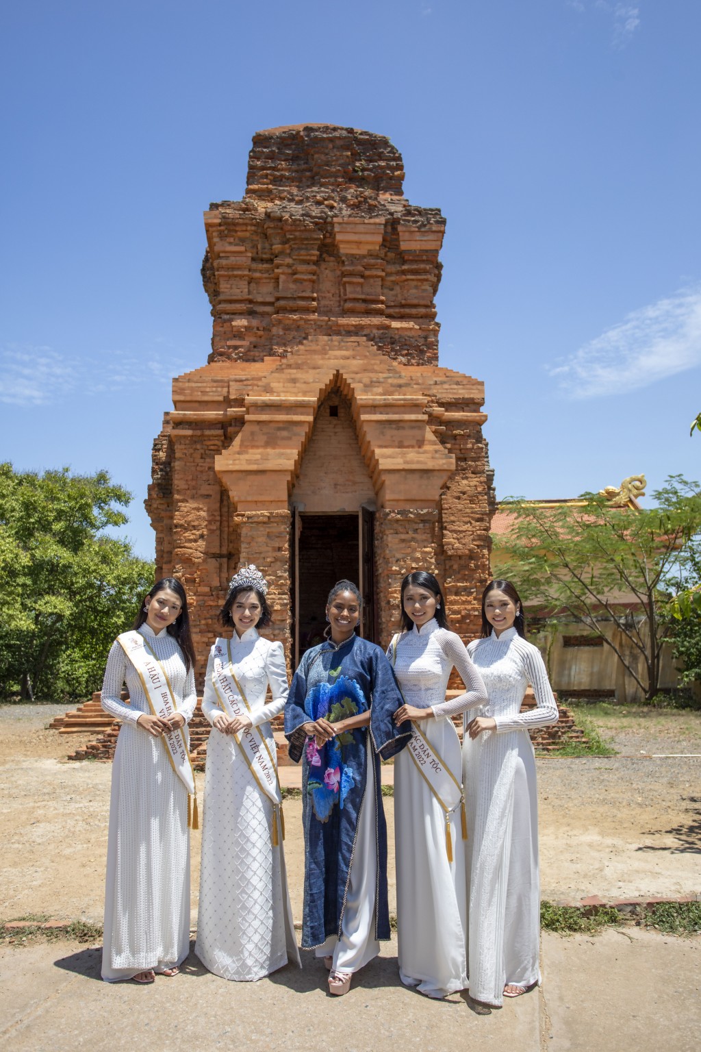 Hoa hậu Nông Thúy Hằng nền nã tà áo dài trong những hoạt động xã hội