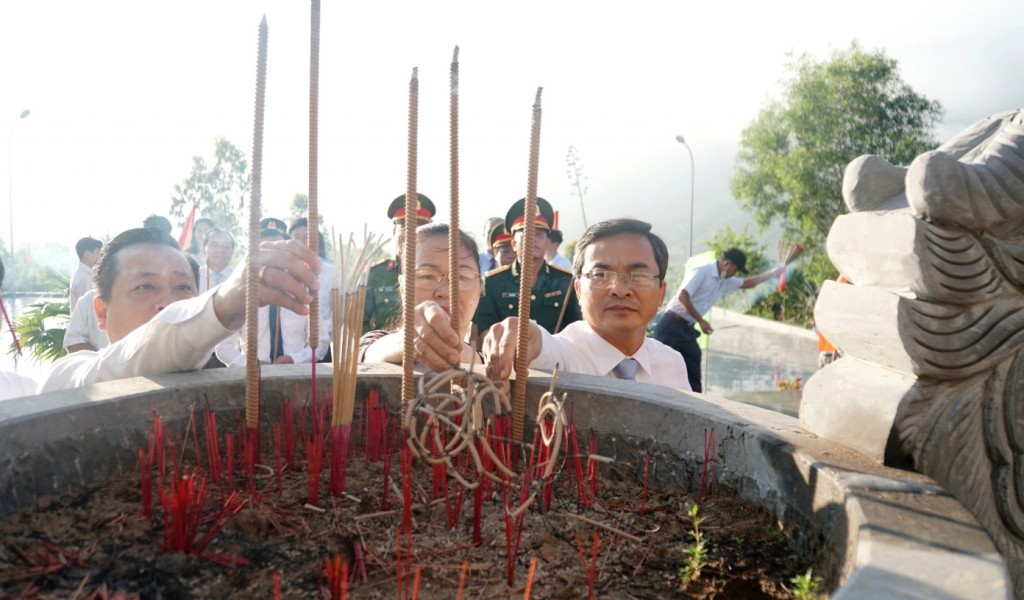 Các đại biểu viếng hương tại Tượng đài chiến thắng Thượng Đức (Ảnh: Cổng thông tin Quảng Nam)