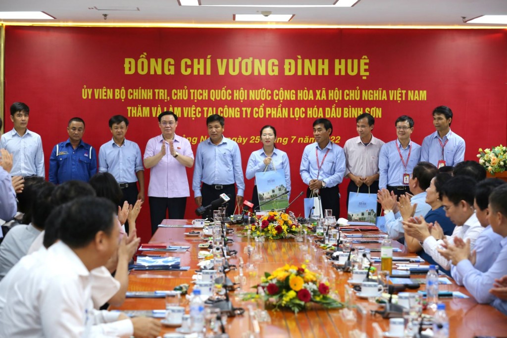 Chủ tịch Quốc hội Vương Đình Huệ đã tặng quà cho các CBCNV BSR là con liệt sĩ, thương binh nặng