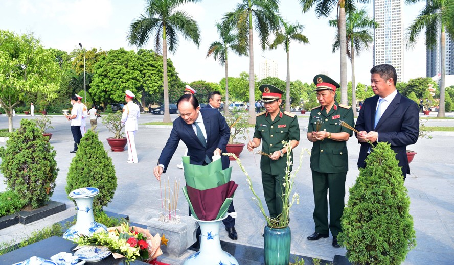 Đoàn đại biểu TP Hà Nội dâng hương tưởng nhớ các vị tiền bối cách mạng và Anh hùng liệt sĩ