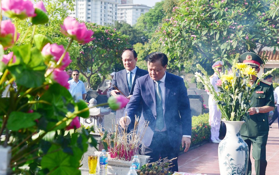 Bí thư Thành ủy Hà Nội Đinh Tiến Dũng dâng hương tưởng nhớ phần mộ các vị tiền bối cách mạng và các Anh hùng liệt sĩ