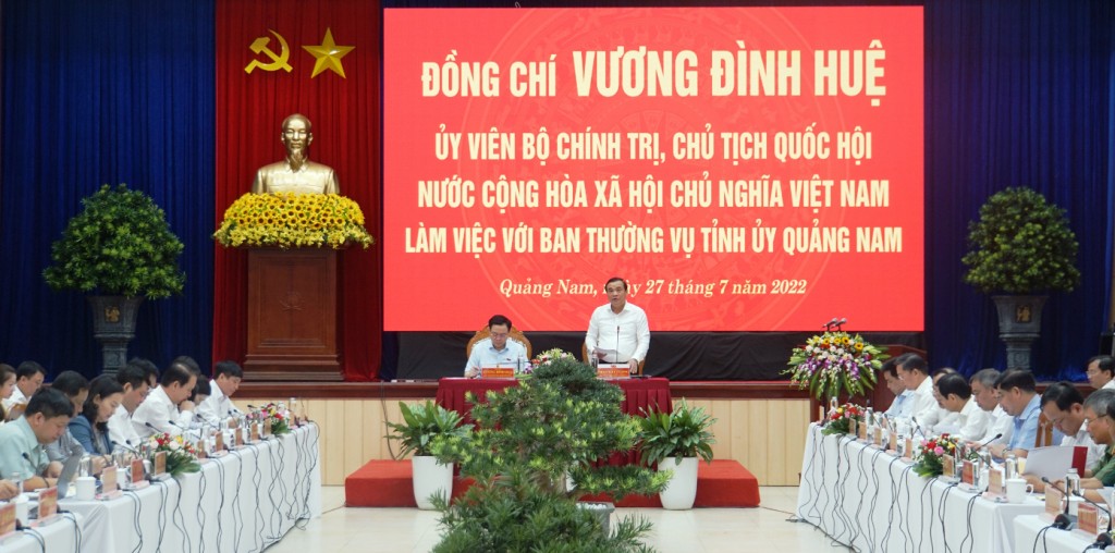 Bí thư Tỉnh ủy Phan Việt Cường báo cáo sơ bộ kết quả các chỉ tiêu kinh tế-xã hội của tỉnh Quảng Nam tại buổi làm việc (Ảnh: 