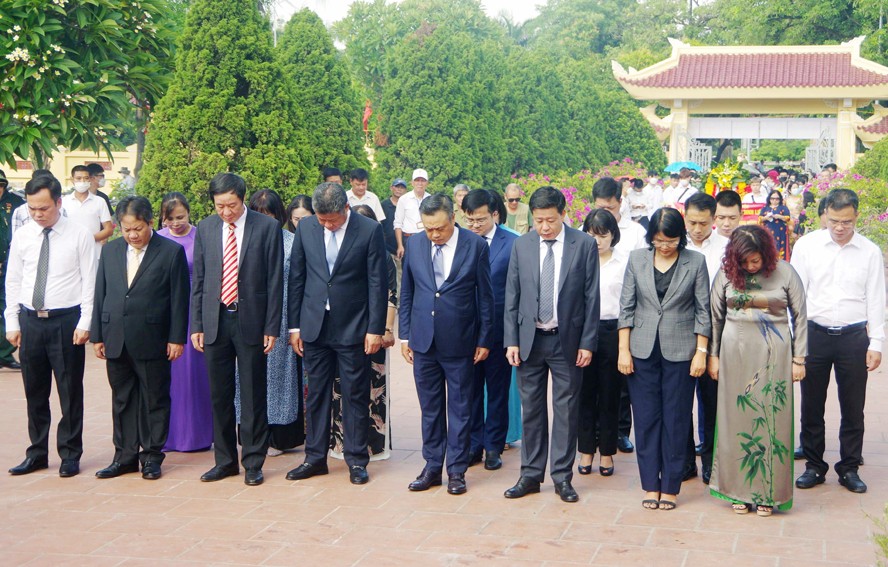 Đoàn đại biểu TP Hà Nội dâng hương tưởng nhớ các vị tiền bối cách mạng và Anh hùng liệt sĩ