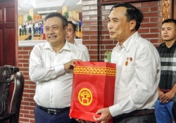 Chủ tịch UBND TP Hà Nội Trần Sỹ Thanh thăm hỏi thương binh, cựu binh chiến trường Vị Xuyên