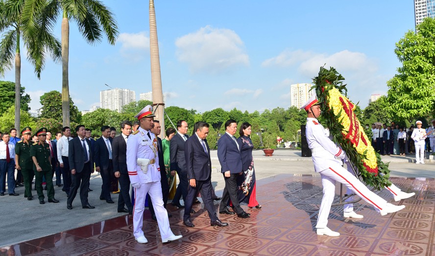 Đoàn đại biểu TP Hà Nội dâng hương tưởng nhớ các vị tiền bối cách mạng và Anh hùng liệt sĩ