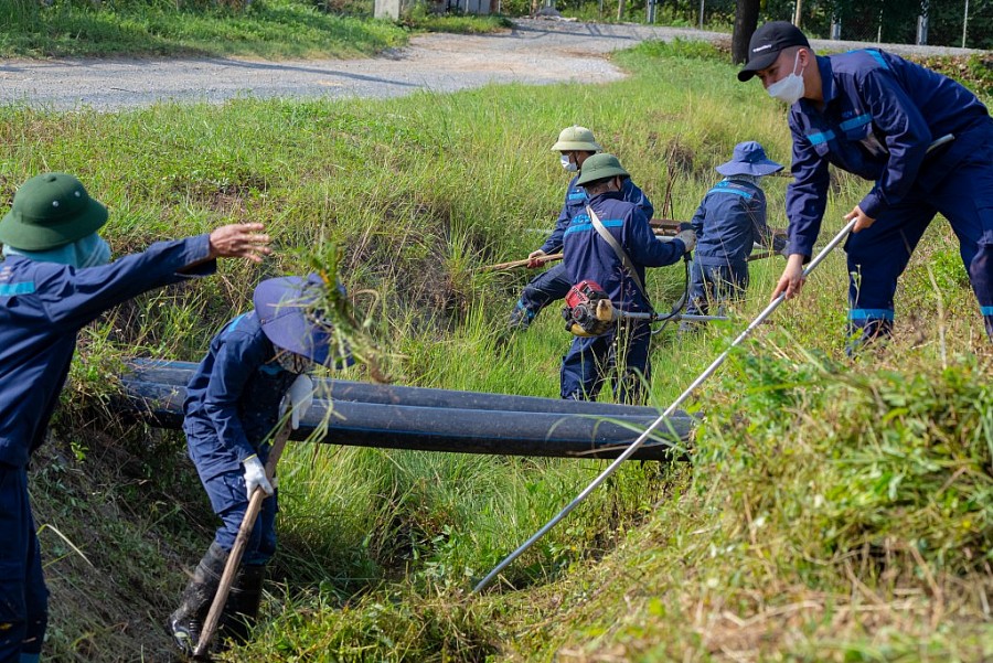 Đội bảo trì sân đường thực hiện nạo vét hệ thống mương hở đảm bảo thoát nước khu bay trong mùa mưa bão