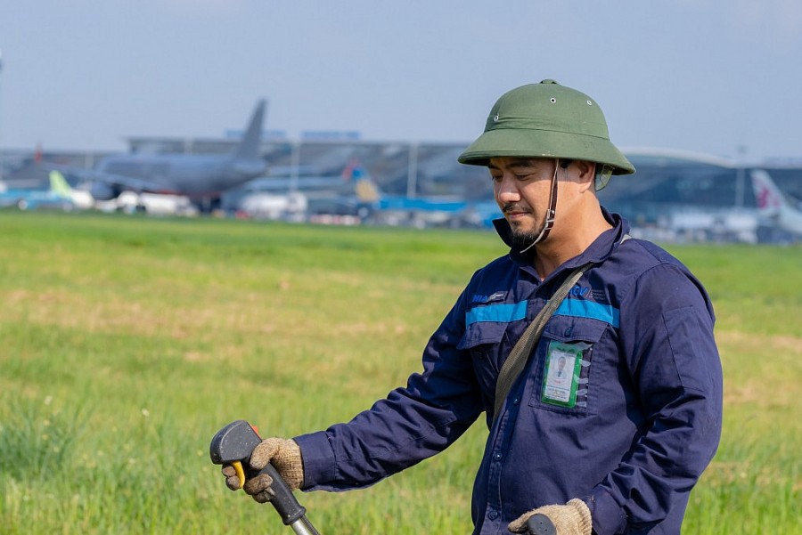 Một kỹ sư Đội bảo trì sân đường - Trung tâm Khai thác khu bay Nội Bài đang thực hiện nhiệm vụ