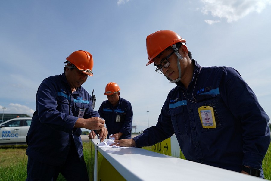 Nhân viên Đội cơ điện đèn khu bay đang thực hiện bảo trì hệ thống biển báo