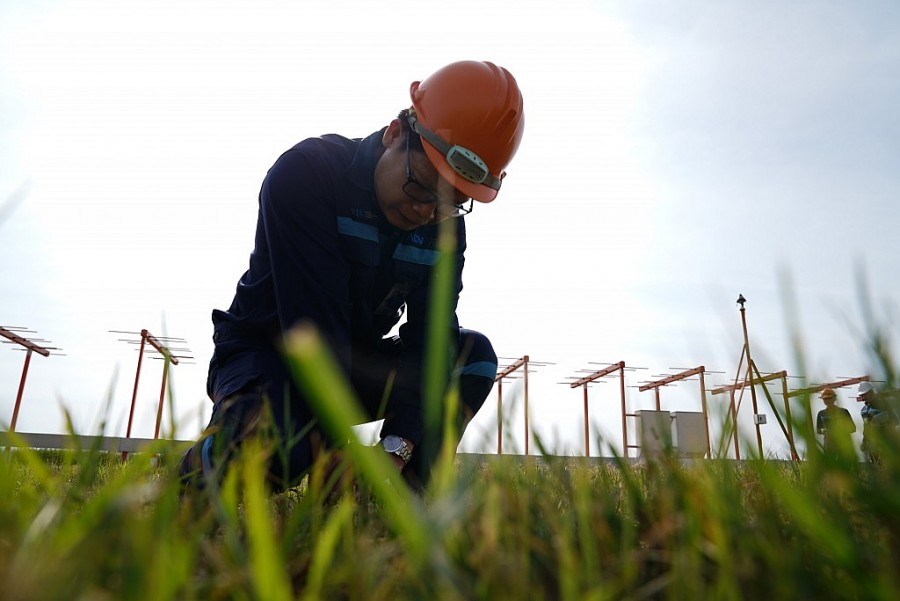 Đội thiết bị thông tin dẫn đường - Trung tâm Khai thác khu bay Nội Bài kiểm tra hệ thống thiết bị dẫn đường