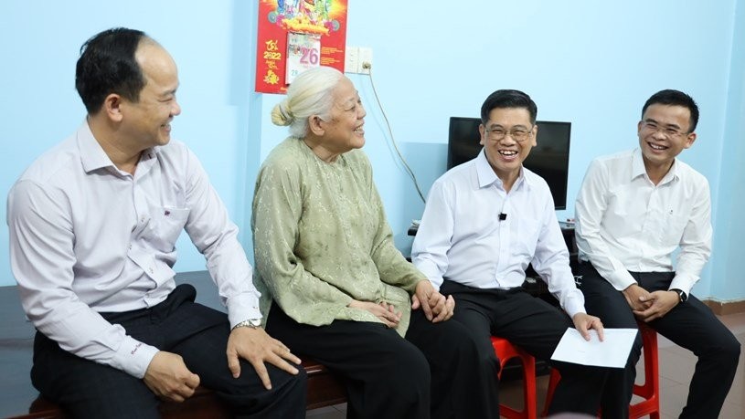 Đoàn lãnh đạo TP Hồ Chí Minh đến thăm hỏi thương binh - bà Trần Thị Lài