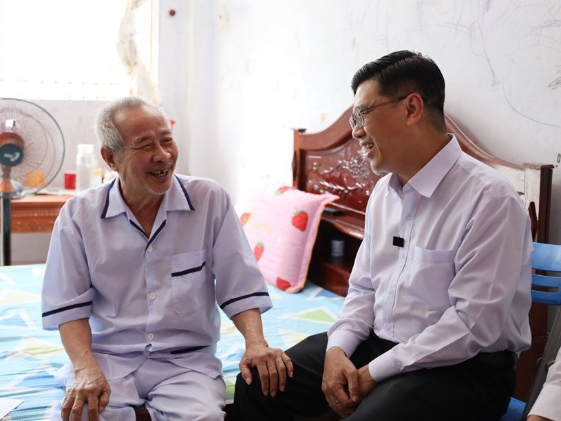 Phó Chủ tịch HĐND TP Hồ Chí Minh thăm gia đình chính sách tiêu biểu trên địa bàn Quận 1