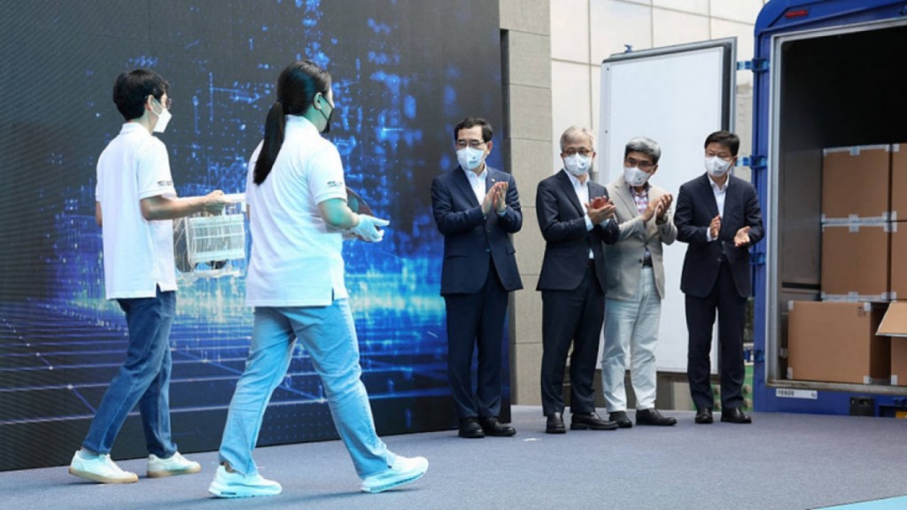 Các nhân viên Samsung đưa chip 3nm lên một chiếc xe tải tại buổi lễ kỷ niệm lô hàng chip GAA 3nm đầu tiên
