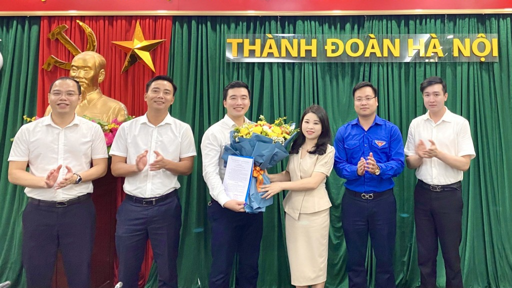 Thường trực Thành đoàn Hà Nội tặng hoa chúc mừng đồng chí Dương Minh Đức, tân 