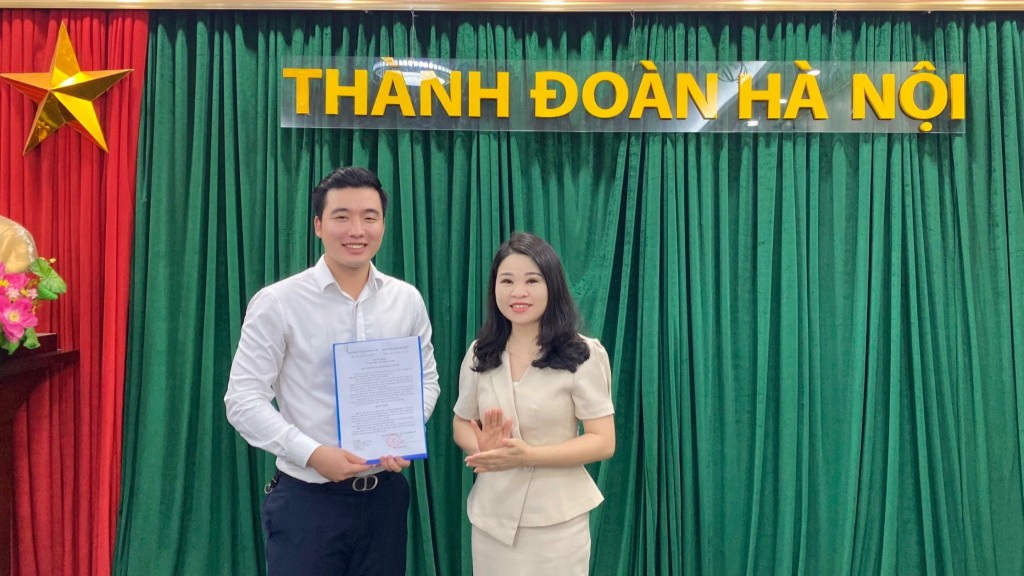 Thành ủy viên, Bí thư Thành đoàn Hà Nội Chu Hồng Minh trao quyết định cho đồng chí 