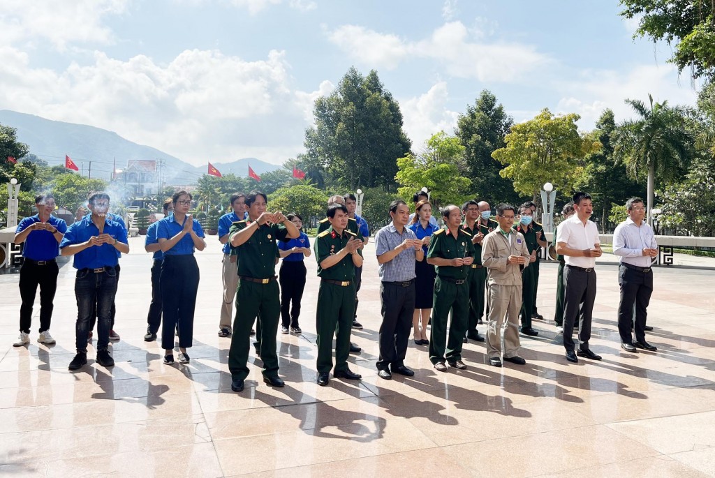 Tập thể Ban lãnh đạo, Hội CCB, Đoàn thanh niên PVFCCo dâng hương tại Đài tưởng niệm liệt sĩ thị xã Phú Mỹ, tỉnh Bà Rịa - Vũng Tàu.