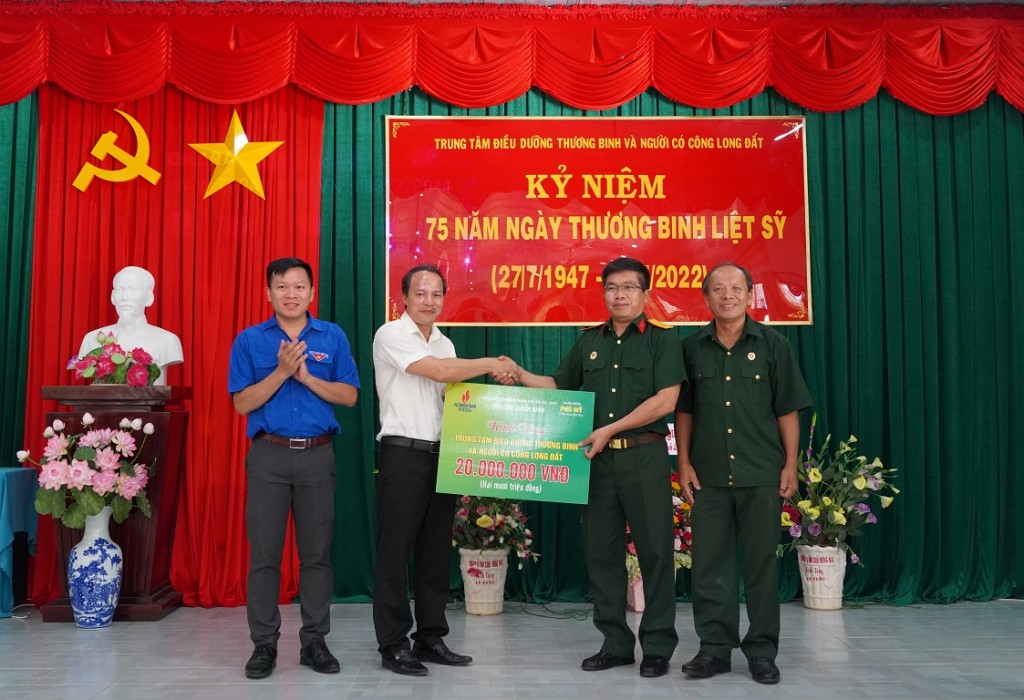 Đồng chí Trịnh Văn Khiêm – Chủ tịch Hội CCB PVFCCo trao tặng quà Trung tâm Điều dưỡng thương binh và người có công Long Đất