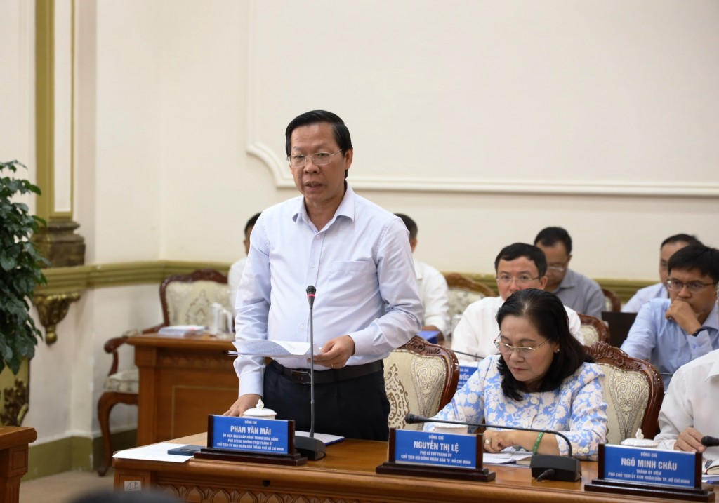 Chủ tịch UBND TP Hồ Chí Minh Phan Văn Mãi báo cáo tại buổi làm việc