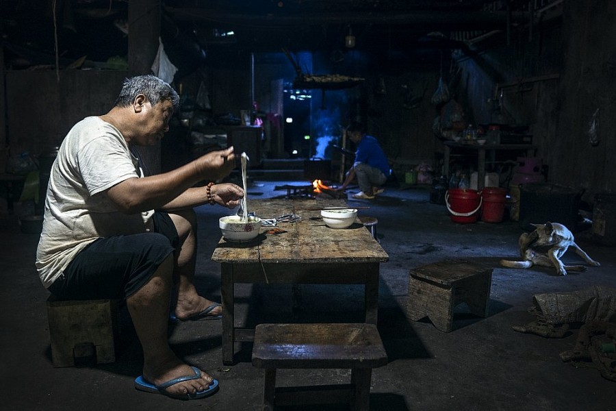 Dường như với người Dao bản Sưng, khách đến chơi là điều đáng quý nên ai ai cũng gần gũi, thân thuộc như ở nhà, không có khoảng cách hay ngại ngần Dường như với người Dao bản Sưng, khách đến chơi là điều đáng quý nên ai ai cũng gần gũi, thân thuộc như ở nhà, không có khoảng cách hay ngại ngần
