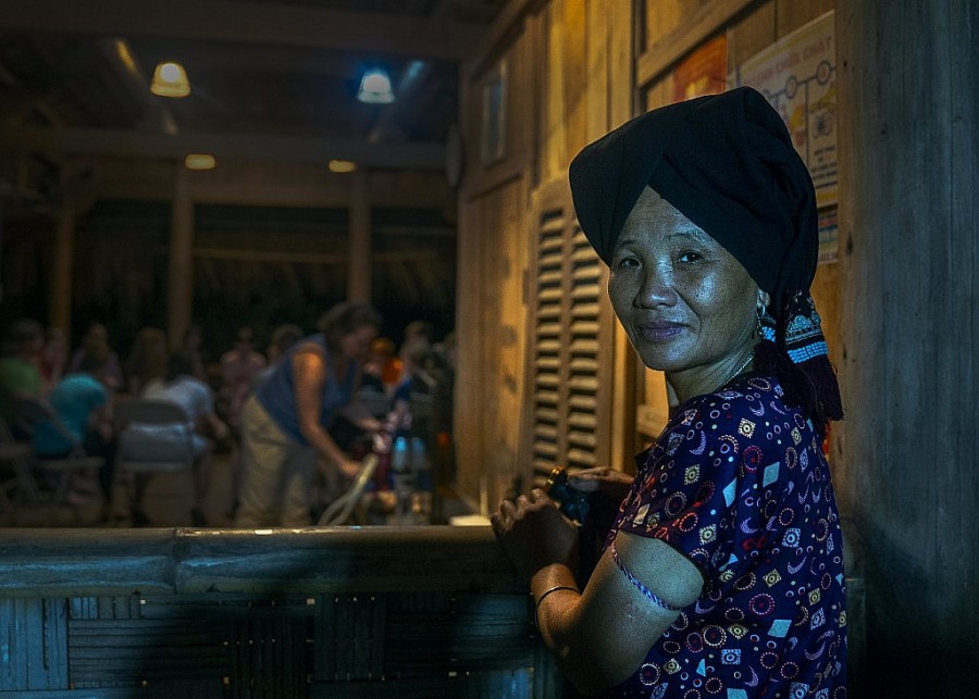 Với sự thân thiện của các bà, chúng tôi được xem, được mặc thử những bộ trang phục tinh tế của người Dao. Đồng thời, được tìm hiểu phong tục, tập quán truyền thống, kiến trúc nhà ở và cuộc sống sinh hoạt của người dân địa phương cũng như trải nghiệm các hoạt động văn hóa bản địa như vẽ sáp ong trên vải, tắm thuốc lá người Dao, biểu diễn văn nghệ... Với sự thân thiện của các bà, chúng tôi được xem, được mặc thử những bộ trang phục tinh tế của người Dao. Đồng thời, được tìm hiểu phong tục, tập quán truyền thống, kiến trúc nhà ở và cuộc sống sinh hoạt của người dân địa phương cũng như trải nghiệm các hoạt động văn hóa bản địa như vẽ sáp ong trên vải, tắm thuốc lá người Dao, biểu diễn văn nghệ...