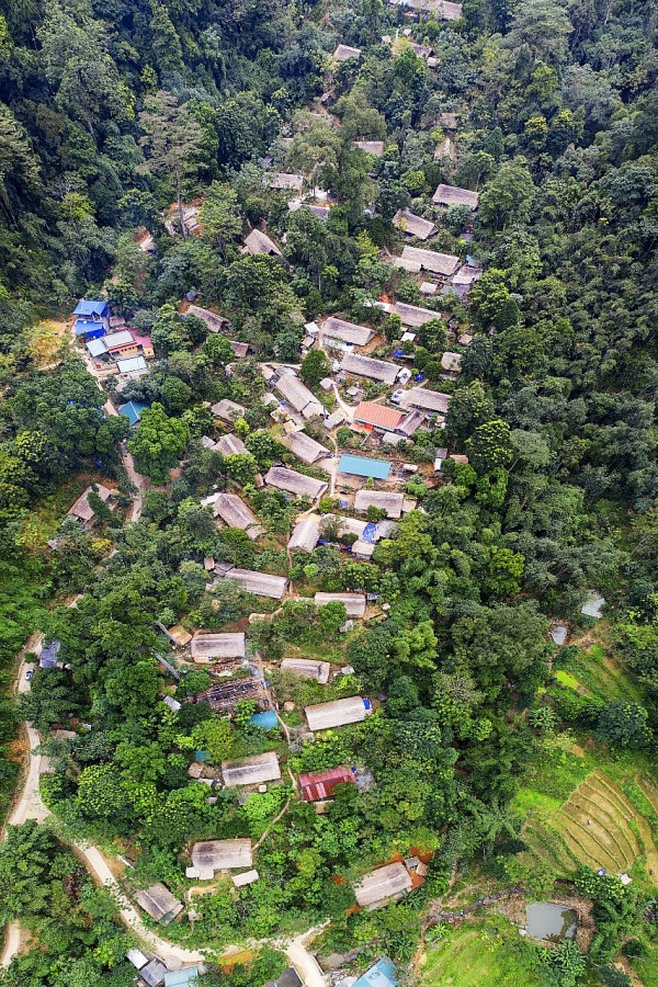 Nằm cách Hà Nội hơn 100km, bản Sưng là nơi định cư của 76 hộ người Dao với gần 400 khẩu. Vẫn còn nguyên sự hoang sơ, bản Sưng hiện ra với những mái nhà lợp lá cọ nâu trầm ẩn hiện giữa núi rừng Tây bắc. Nằm cách Hà Nội hơn 100km, bản Sưng là nơi định cư của 76 hộ người Dao với gần 400 khẩu. Vẫn còn nguyên sự hoang sơ, bản Sưng hiện ra với những mái nhà lợp lá cọ nâu trầm ẩn hiện giữa núi rừng Tây bắc.