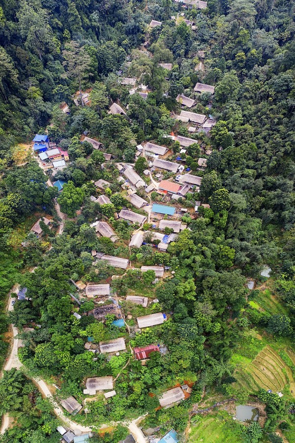 Nằm cách Hà Nội hơn 100km, bản Sưng là nơi định cư của 76 hộ người Dao với gần 400 khẩu. Vẫn còn nguyên sự hoang sơ, bản Sưng hiện ra với những mái nhà lợp lá cọ nâu trầm ẩn hiện giữa núi rừng Tây bắc.