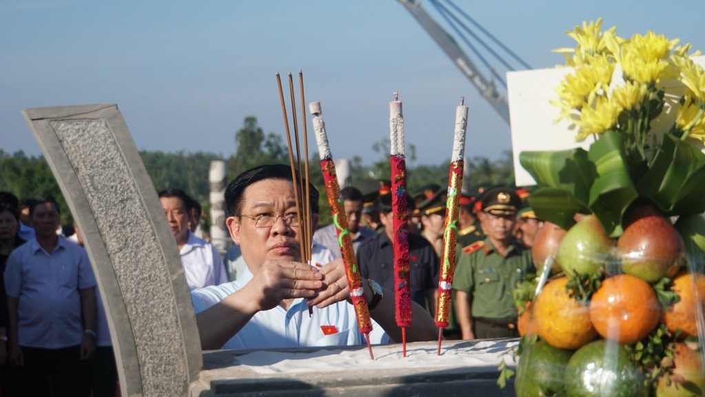 Chủ tịch Quốc hội Vương Đình Huệ dâng hương tại Tượng đài Mẹ VNAH tỉnh Quảng Nam 