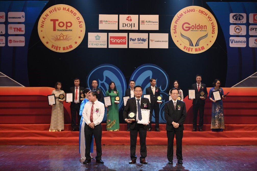 Đại diện Eximbank nhận giải thưởng từ Hội sở hữu trí tuệ Việt Nam