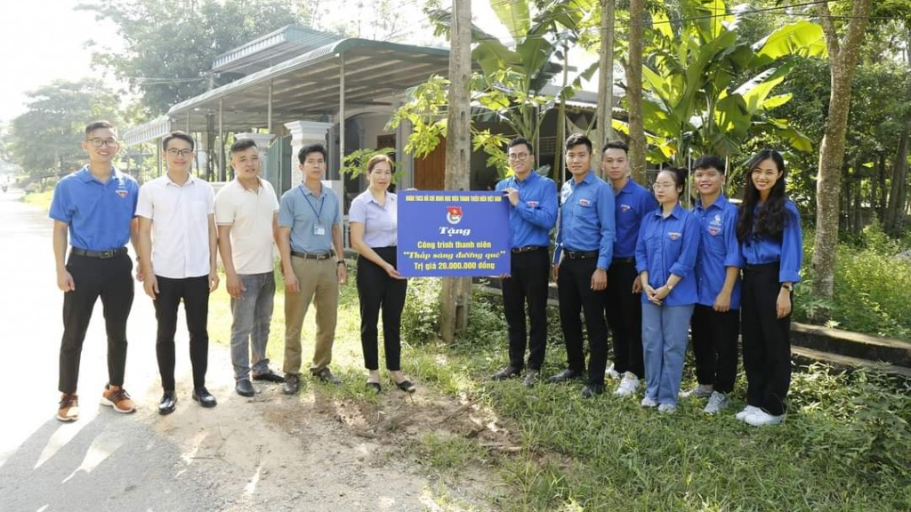Tuổi trẻ Học viện Thanh thiếu niên Việt Nam trao tặng công trình thắp sáng đường quê 