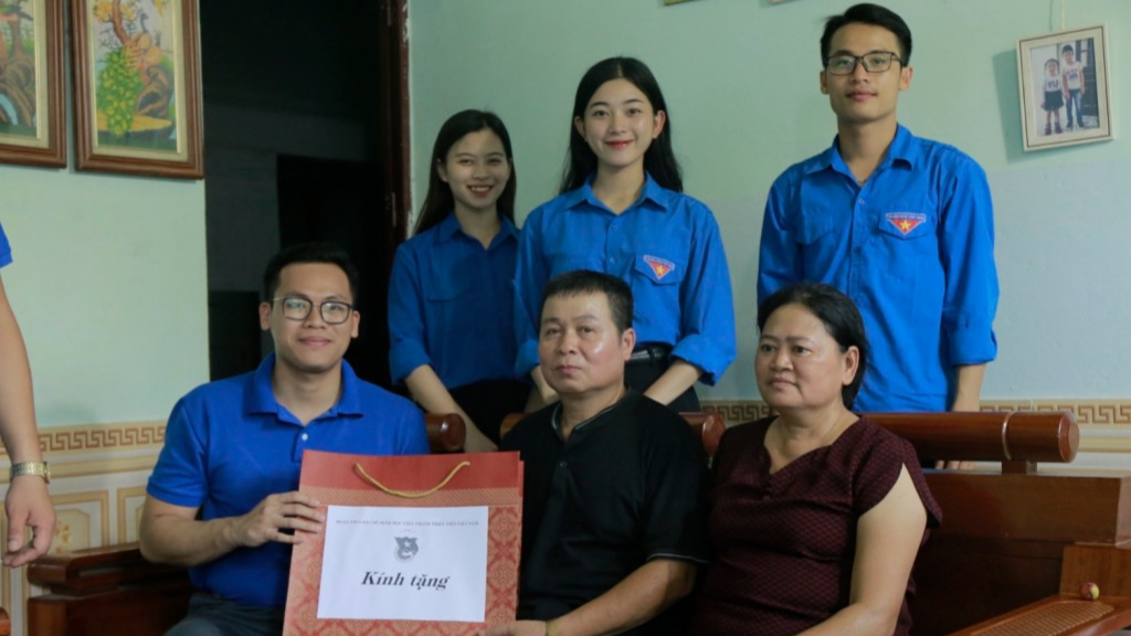 Đoàn tình nguyện Học viện Thanh thiếu niên Việt Nam tặng quà tới gia đình thương binh 