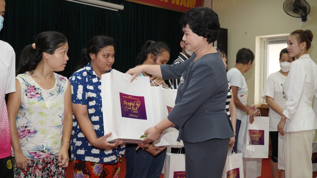 Mang yêu thương đến với những hoàn cảnh khó khăn