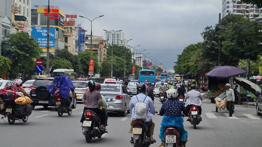 Hình ảnh thường thấy trên tuyến đường Giải Phóng: mạnh ai người nấy đi