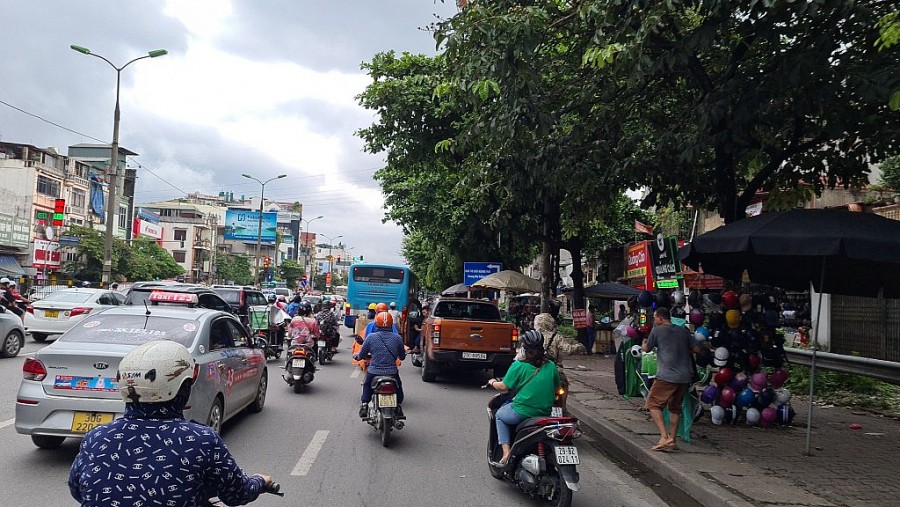 Ô tô đi vào làn xe máy, dừng đỗ dưới lòng đường...