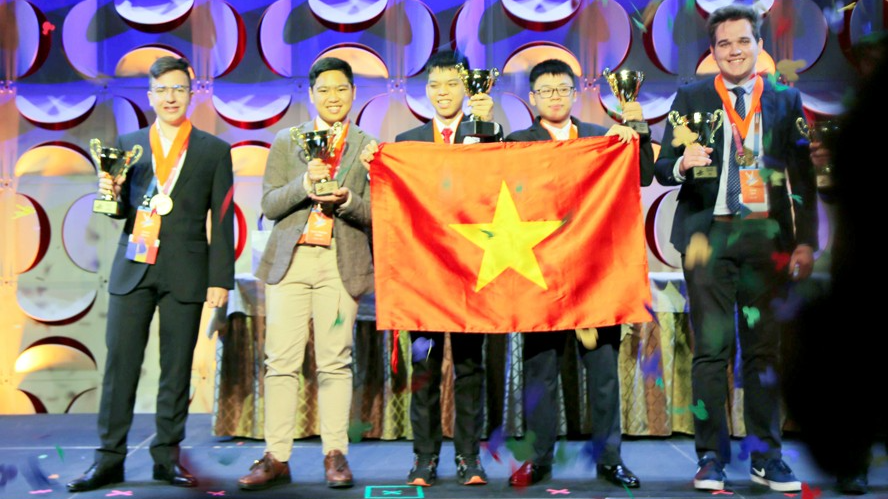 Em Bùi Công Minh, học sinh Trường THCS và THPT Nguyễn Tất Thành (Hà Nội) và em Nguyễn Duy Phong, sinh viên Trường Đại học Bách khoa Hà Nội nhận Huy chương vàng tại lễ trao giải