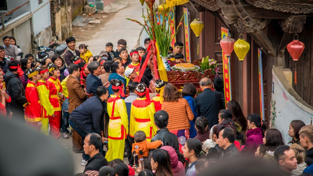 Kiệu bánh tại Hội rước bánh giầy làng Bá Dương Nội được rước cẩn thận qua cổng chùa Già Lê