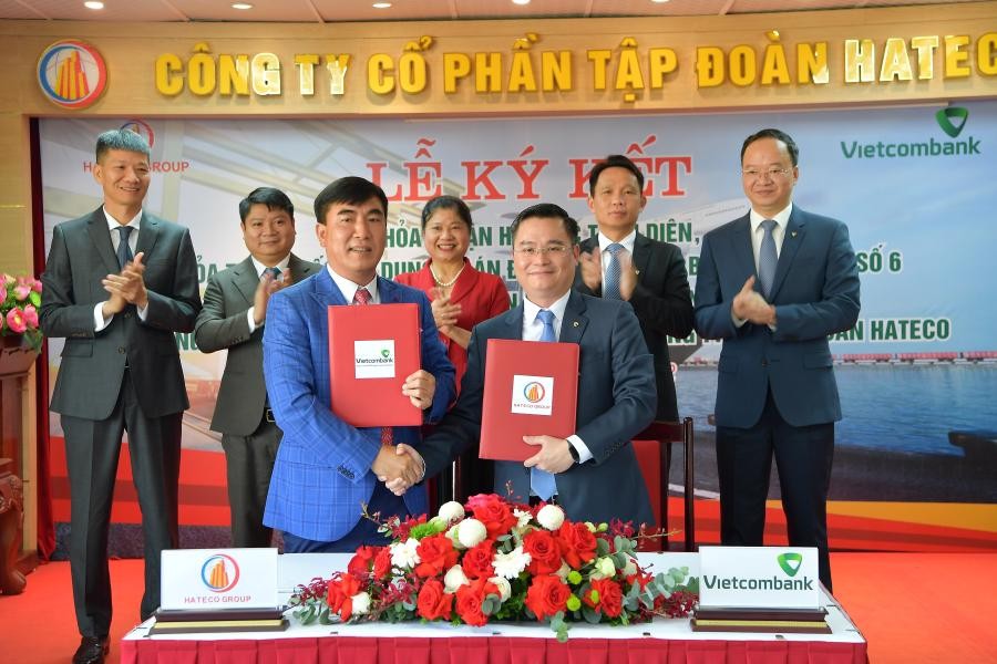 Ông Nguyễn Thanh Tùng – Phó Tổng giám đốc phụ trách BĐH Vietcombank (bên phải) và ông Trần Văn Kỳ - Chủ tịch HĐQT Hateco Group thực hiện nghi thức ký Thỏa thuận hợp tác toàn diện chính thức giữa Vietcombank  và Tập đoàn Hateco