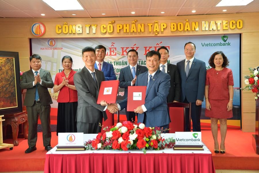 Ông Lê Ngọc Thái - Giám đốc Vietcombank Hải Phòng (bên phải) và ông Nguyễn Văn Tiến - Tổng giám đốc (Hateco HIT) thực hiện nghi thức ký Thỏa thuận nguyên tắc về việc cấp tín dụng cho cho dự án đầu tư xây dựng bến số 5, số 6 Khu bến cảng Lạch Huyện giữa Vi