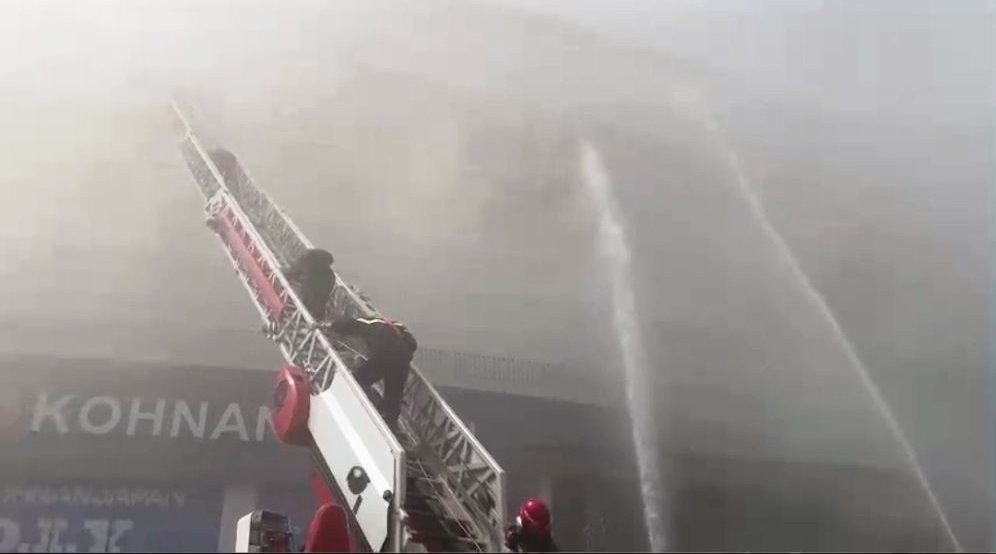Tình huống gải định trung tâm thương mại bị cháy và khói mù mịt bao trùm