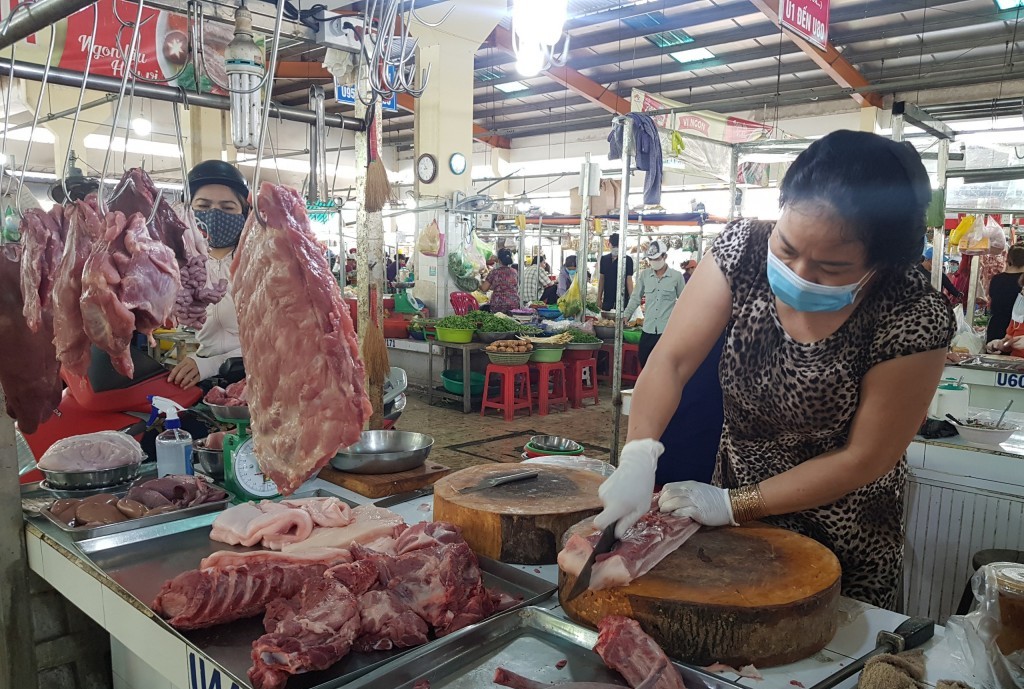 TP Hồ Chí Minh: Giá xăng giảm mạnh, giá hàng hoá vẫn ở mức cao