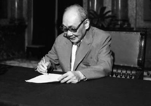 Đồng chí Võ Chí Công ký lệnh công bố Hiến pháp nước CHXHCN Việt Nam năm 1992, ngày 13/4/1992 tại Phủ Chủ tịch. (Nguồn: Ảnh tư liệu)