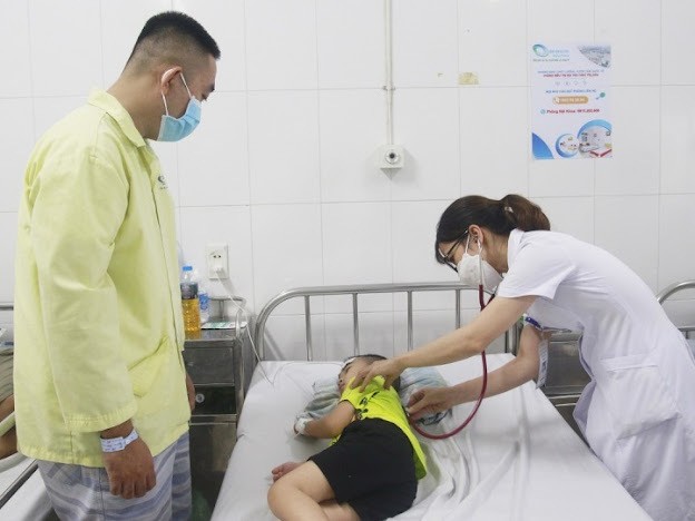 Bác sĩ kiểm tra sức khỏe bệnh nhi mắc cúm A tại Bệnh viện Bãi Cháy, Quảng Ninh. (Ảnh: BVCC).