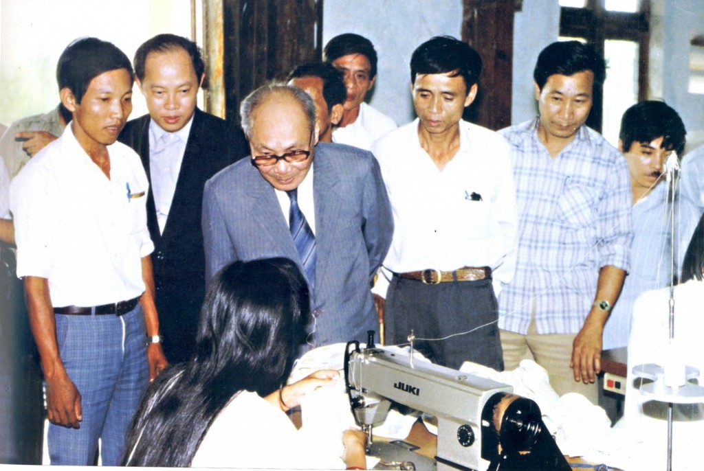 Đ.c Võ Chí Công - Chủ tịch HĐNN (nay là Chủ tịch nước) về thăm xí nghiệp may huyện Núi Thành năm 1992