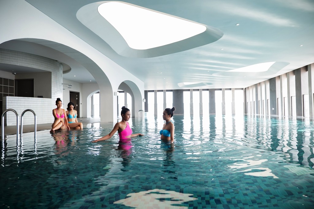 Thư giãn tại hồ bơi thuộc Aqua Sport Center