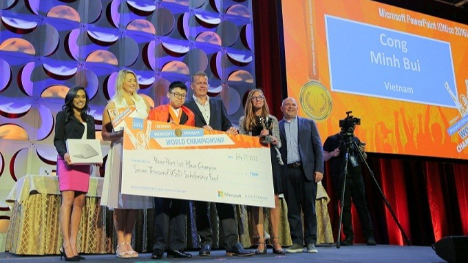 Bùi Công Minh nhận phần thưởng tại lễ trao giải cuộc thi Vô địch Tin học Văn phòng thế giới ở Mỹ 
