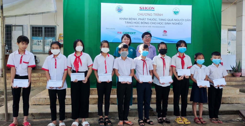 FE CREDIT tiếp tục trao quà và hỗ trợ học bổng tại tỉnh Bình Phước