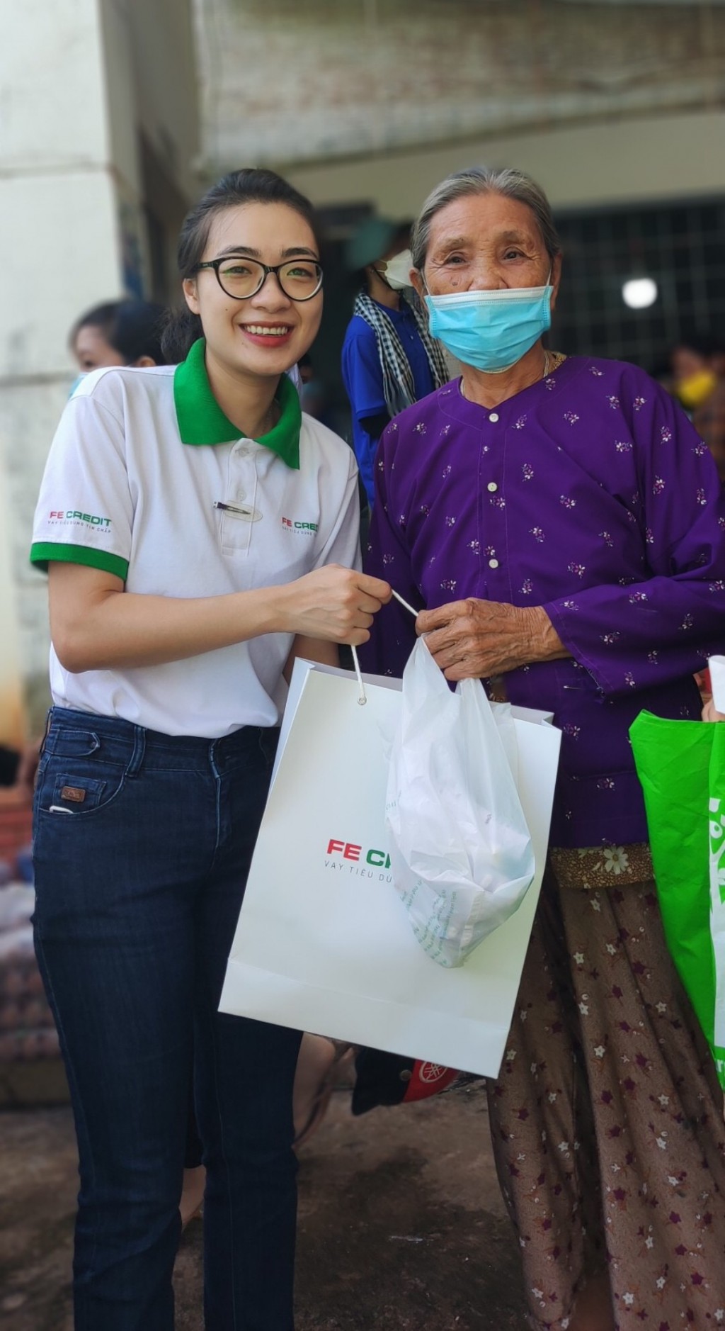 FE CREDIT tiếp tục trao quà và hỗ trợ học bổng tại tỉnh Bình Phước